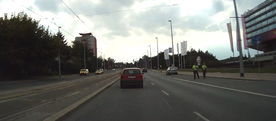 ...a o kus dál uniformovaná hlídka.jpg