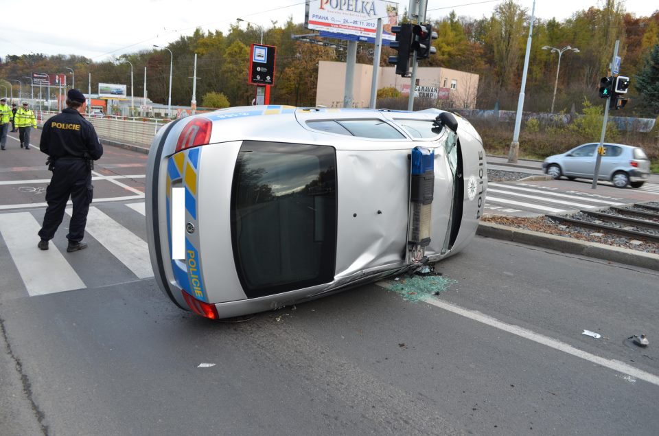 Demolice policejních vozů.jpg